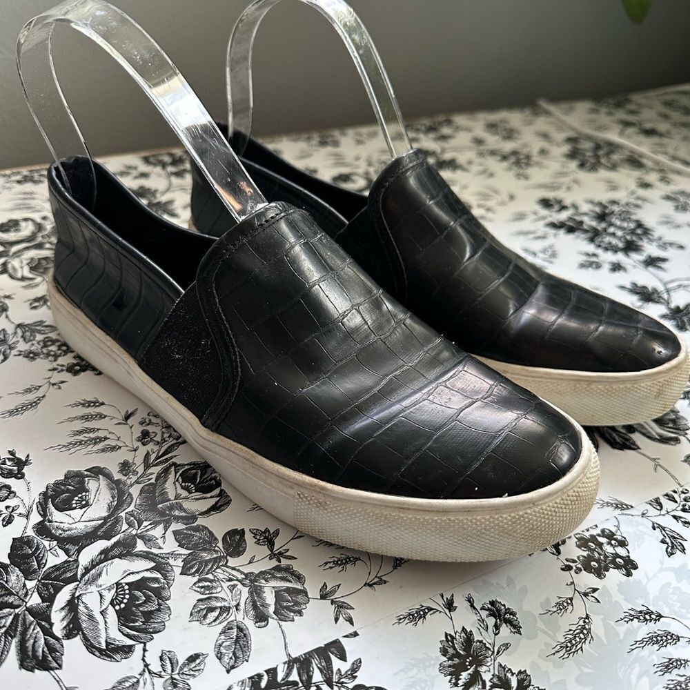 STEVE MADDEN Black Slip On Size 7.5